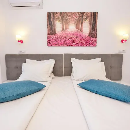 Superb Cismigiu Gardens With Panoramic View For 2